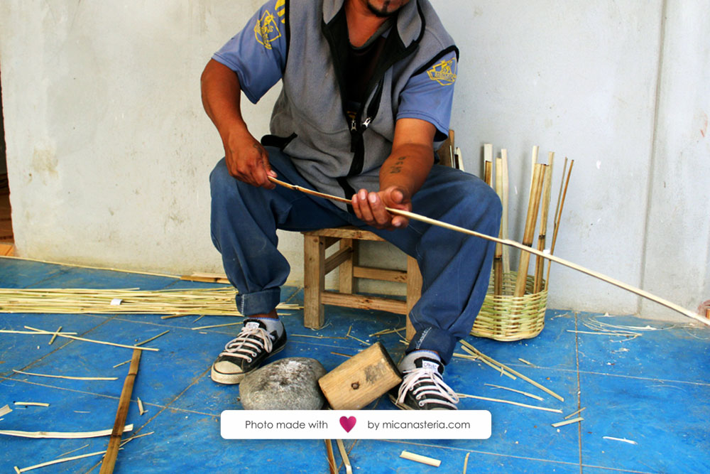 Artesano seleccionando una tira de carrizo para realizar la artesania.